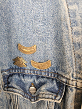 Load image into Gallery viewer, HARLEY DAVIDSON VINTAGE DENIM JACKET W/PATCHES AND PINS
