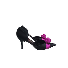 Load image into Gallery viewer, Gorgeous satin pumps SZ 9
