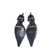 Load image into Gallery viewer, Gorgeous satin pumps SZ 9
